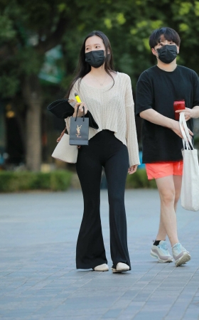 黑色长裤甜美小姐姐 [20P]