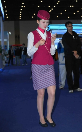 SH25-242-61√南航空姐-高挑美腿的她 9P