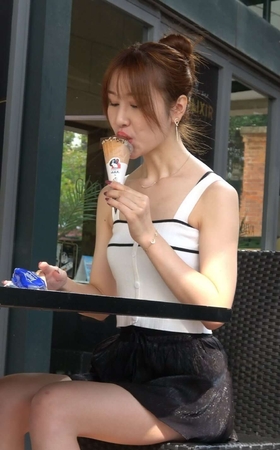 4K – 吃雪糕的小清新街拍美女 [2.05 GB/MP4]