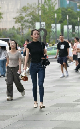 街拍拿着一株花的牛仔裤美眉 [18P]