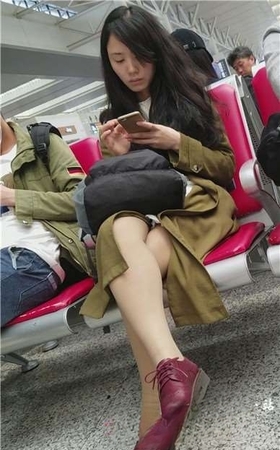 4k-街拍红色小皮鞋肉丝袜美腿女孩专心玩手机