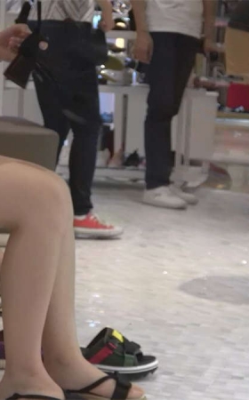 鞋店里的小小女生