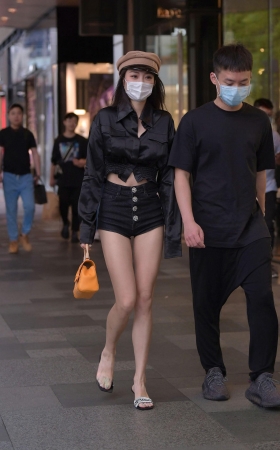 这热裤修长的美腿也太迷人了吧~ [17P]