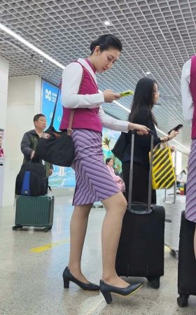 4K偶遇南航高挑气质轻熟空姐下班5分38秒 5P