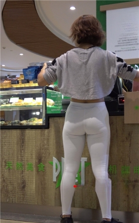 短发白色紧身裤美眉《二》
