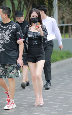 四九城嘎子街拍作品 – 美腿女友
