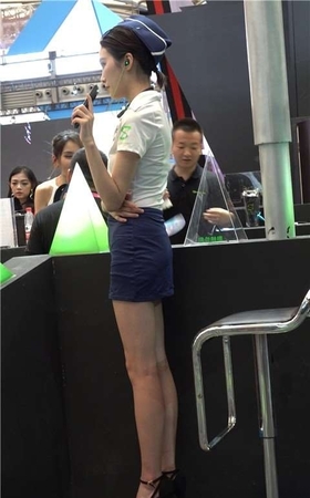 4K 性感制服美腿showgirl美女姐姐 [560 MB]