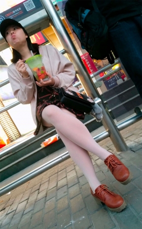 公交车站肉丝大白腿