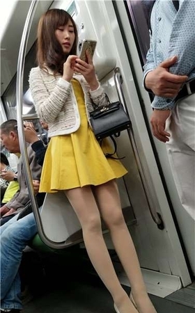 4k超清，地铁拍摄极品丝足高跟黄色短裙女神姐姐
