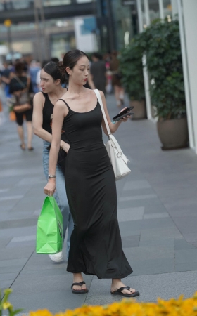 街拍吊带长裙美眉 [15P]