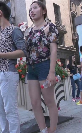 街拍肉丝袜美腿翘臀牛仔热裤美女 [2.00 GB]