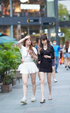 街拍美腿美女姐妹 [19P]