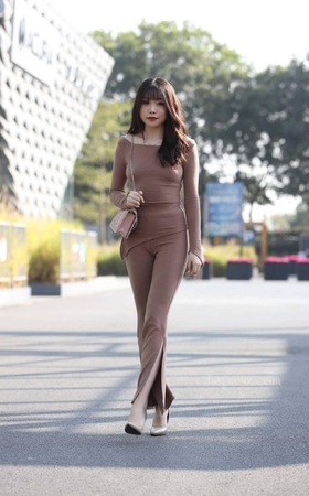 棕色衣服美女 【套图+视频】 [10P]