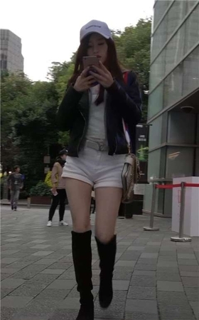 白色鸭舌帽长筒靴街拍美腿苗条美女 [1.25 GB/MP4]