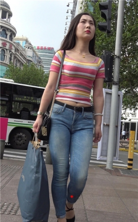 漂亮的牛仔紧身裤小姐姐