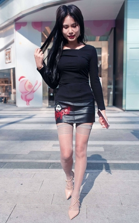 66皮短裙高跟美女