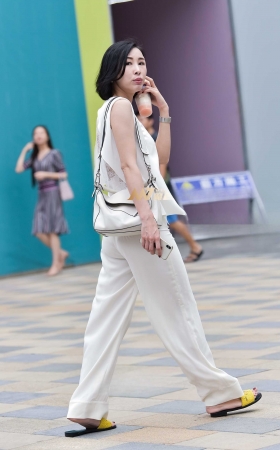 悠闲自在的白裤女 [16P]