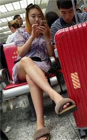 4k超清，碎花连衣裙清秀长腿美女