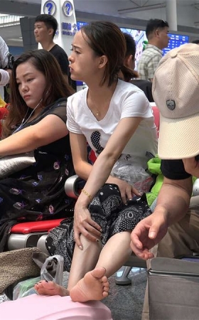 漂亮小媳妇的精致美足，搁在行李箱上翻来覆去供你尽情观赏