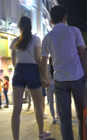 长腿牛仔热裤小情侣