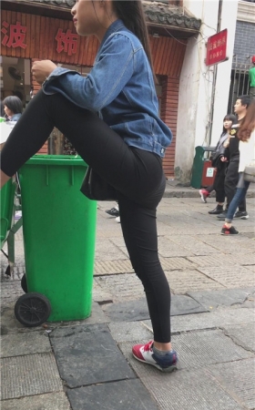 街拍黑色紧身裤小妹