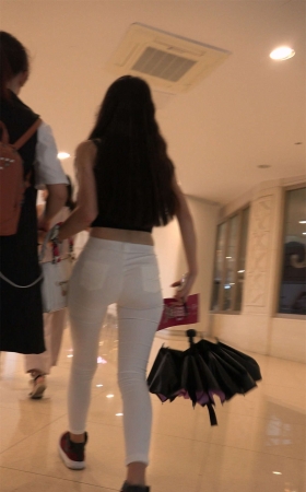 逛商场偶遇两位极品身材超性感美女