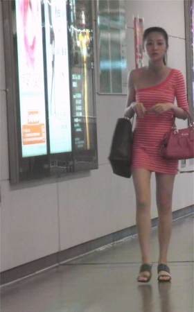 粉红紧身连衣包臀裙美女