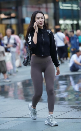 抓拍打电话的谨慎瑜伽裤美女 [19P]