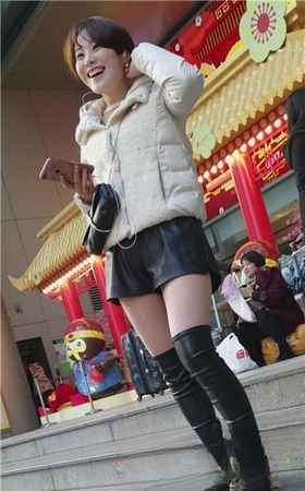 4k-街拍等人的短发漂亮美腿MM