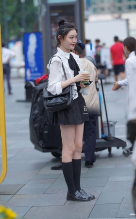 抓拍丸子头短裙小姐姐 [19P]