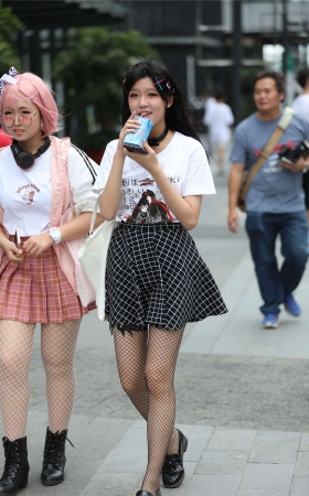 辉辉街拍作品 – 网袜可爱美眉