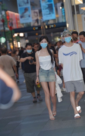高挑靓丽牛仔短裙
