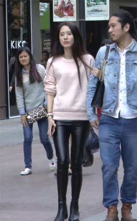 皮裤美眉跟男友一块买衣服