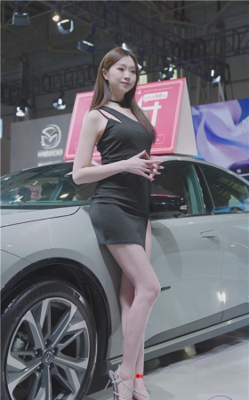 长腿黑裙美女