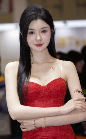 LB770-63P苏州改装-百万网红车模之猫大人的美胸玉腿 10P