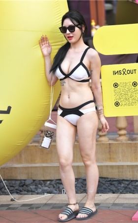 性感的气质泳装美女(53P)