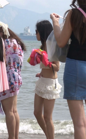 海边牛仔短裙美女