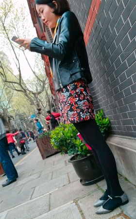 在等男友的黑色袜裤美女