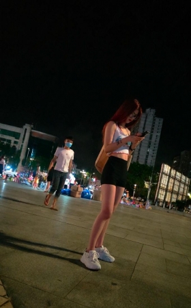 手机4k视频，钦州港广场我的黑短裤女人3 [6P]