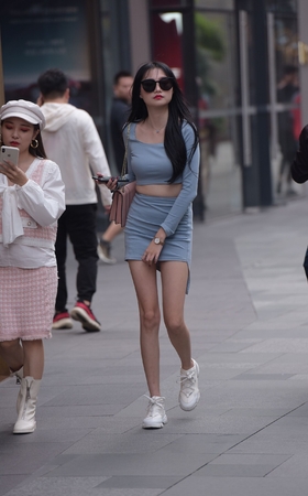 高挑短裙美女