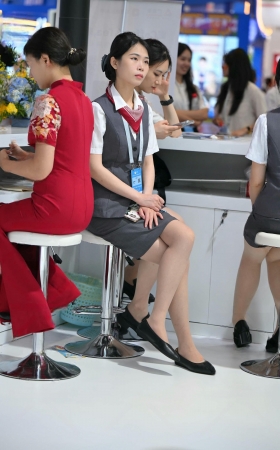 翘着二郎腿的超薄丝妹纸 [16P]