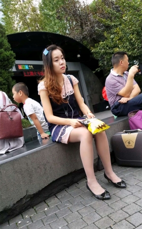 广场上的连衣裙肉丝