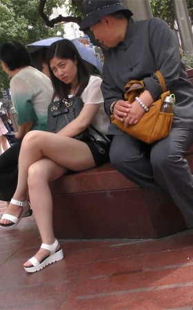 高颜值美女的白皙大腿，与坡跟裸足