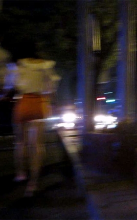极品橙色紧身裙美女和男友街边打车
