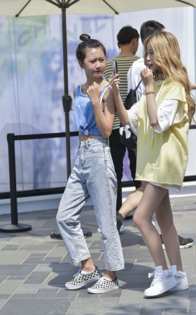肉丝小美女，谁撕破了你的丝袜
