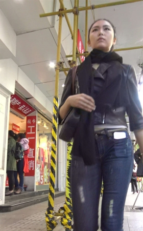高挑苗条身材气质街怕牛仔美女