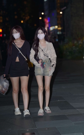 夜拍大白腿姐妹 [19P]