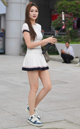 26615-14-104√网红-馨仪-超短裙美腿下班了 14P
