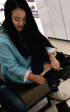 大学生美女很有青春的感觉