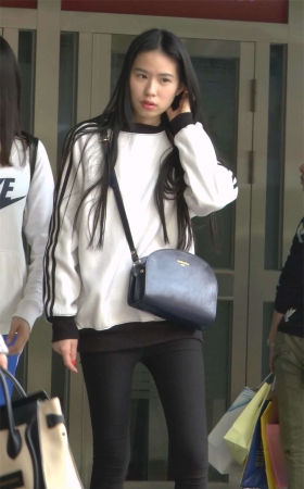 黑色打底裤美女